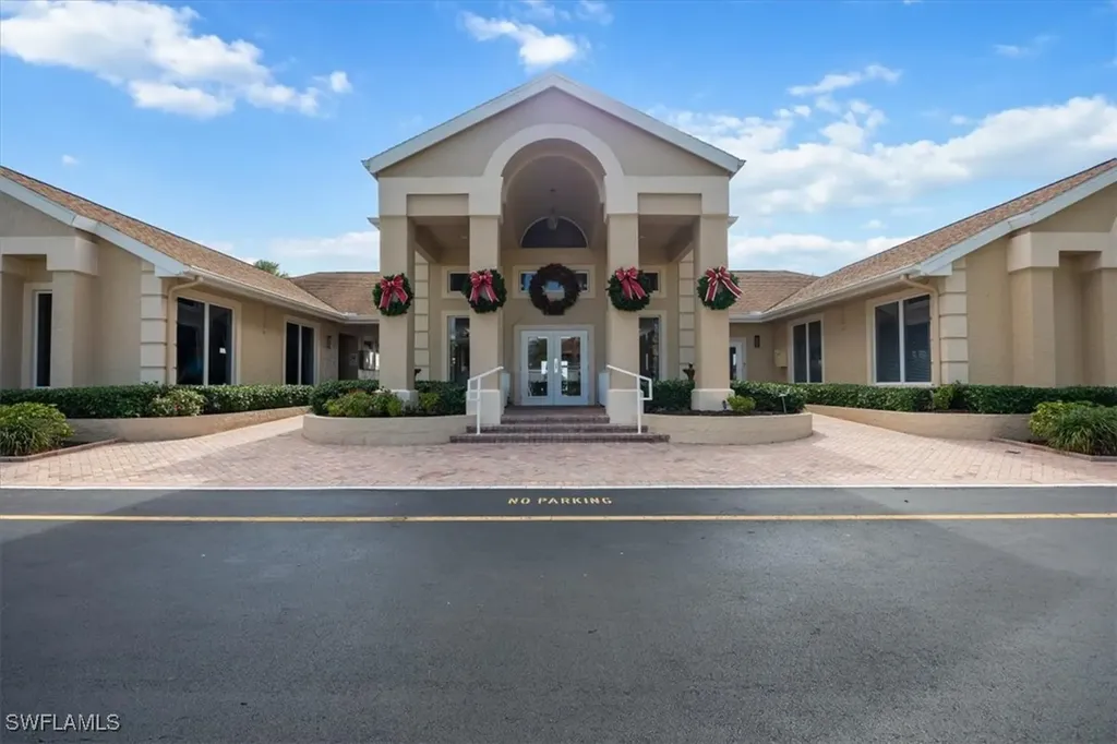 1835 Piccadilly Circus Naples FL 34112