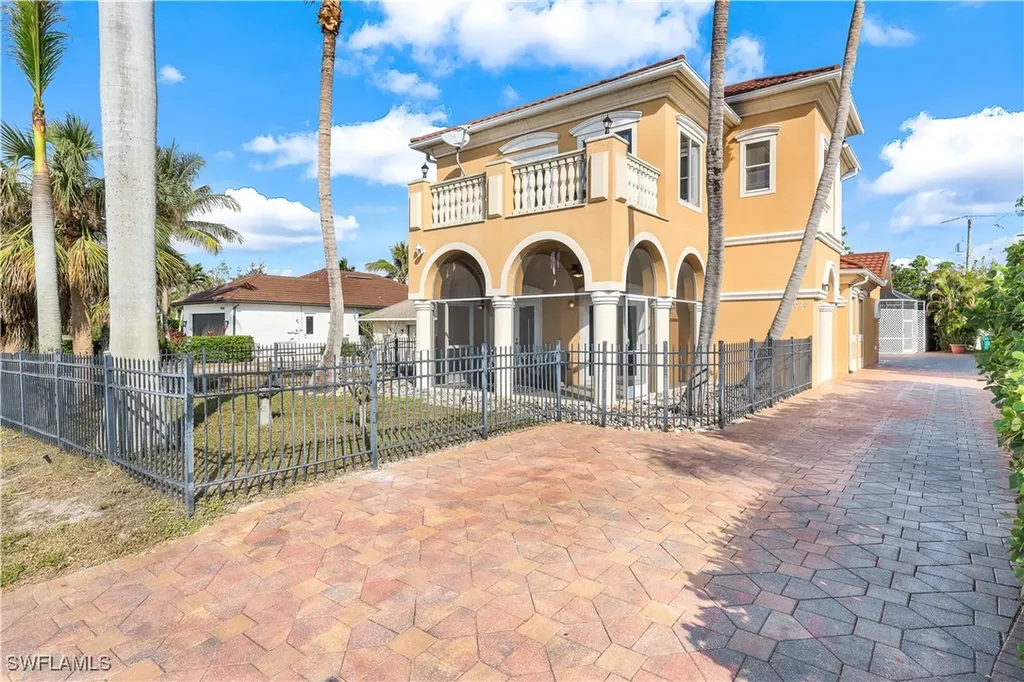 11020 Vanderbilt Drive Naples FL 34108