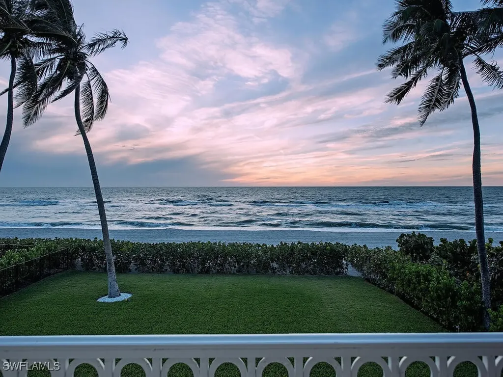 Naples FL, 25 2nd Avenue S