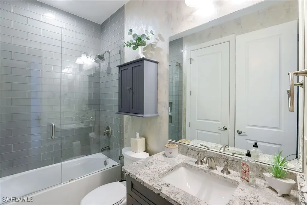 9055 Montserrat Drive Naples FL 34114