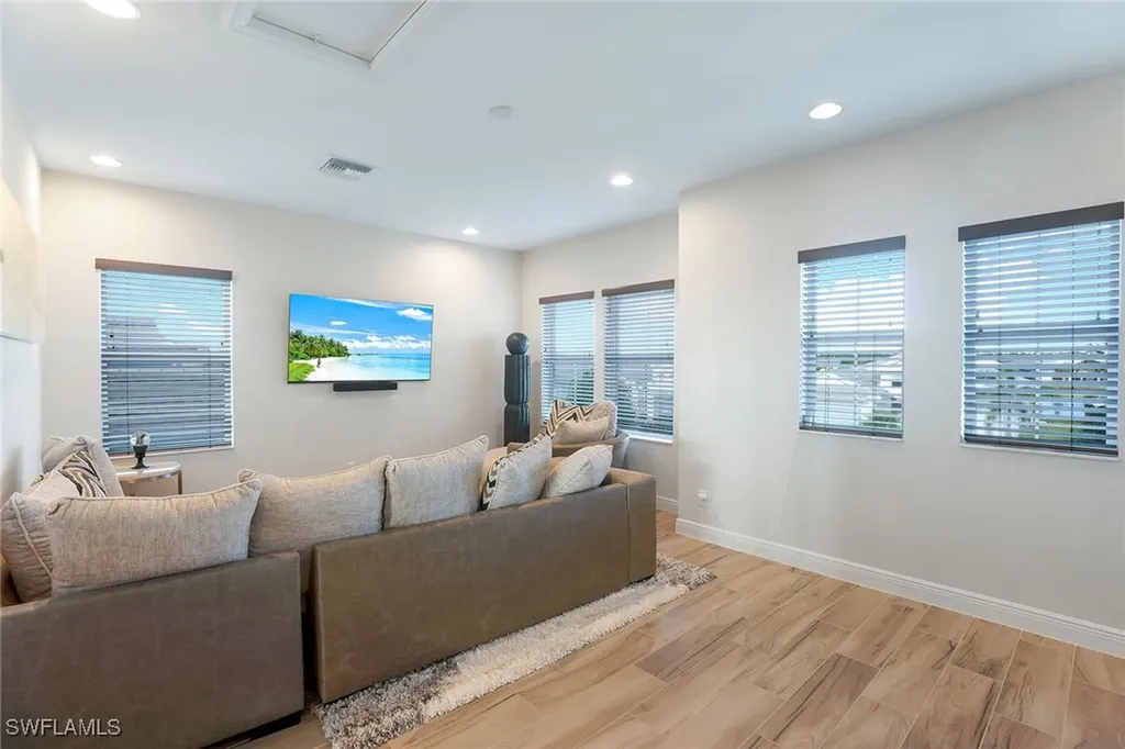 9055 Montserrat Drive Naples FL 34114