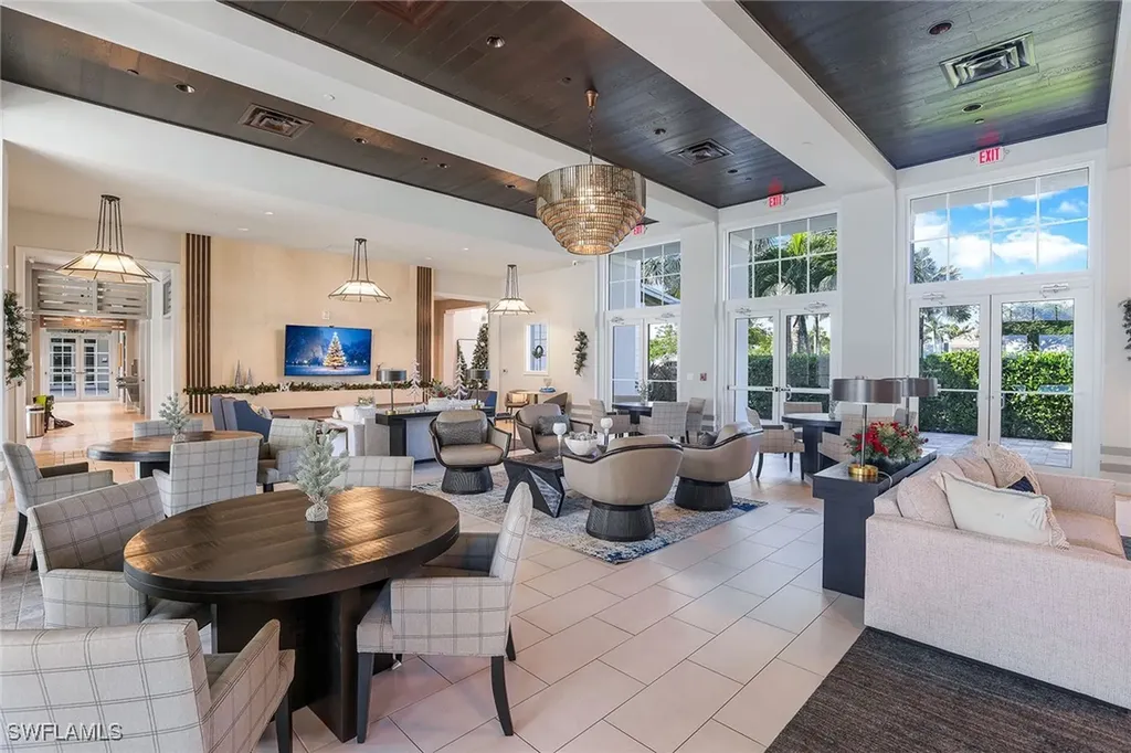 9055 Montserrat Drive Naples FL 34114