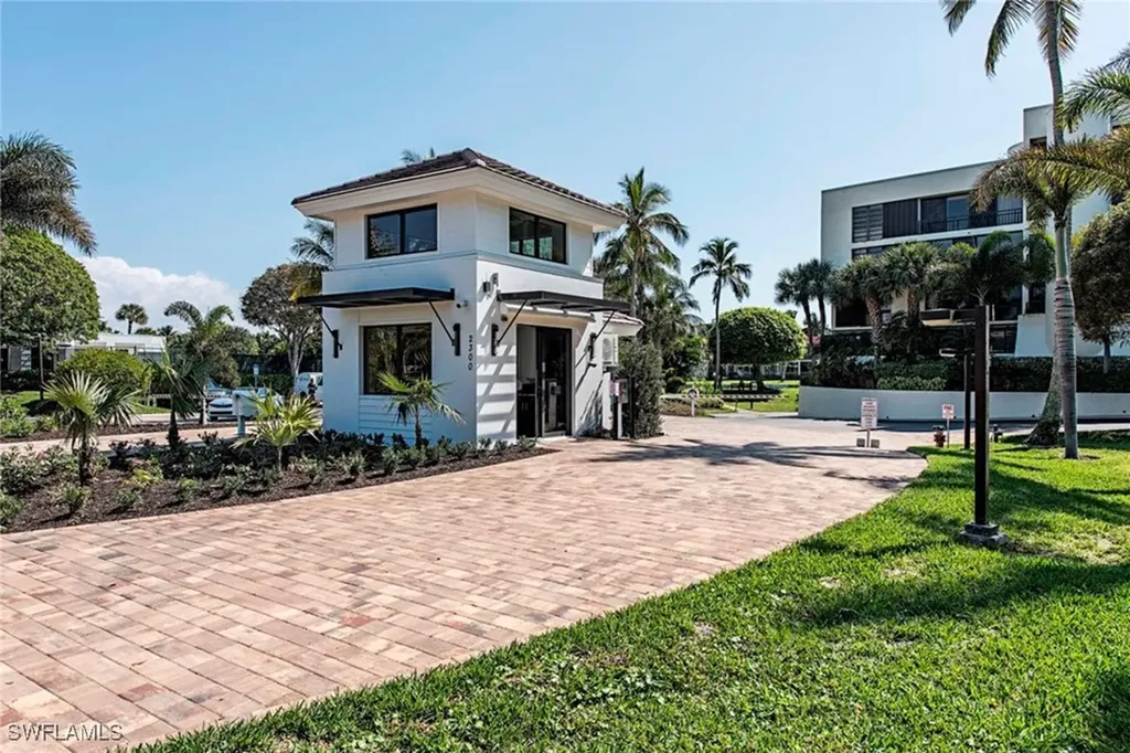 2318 Gulf Shore Boulevard N Naples FL 34103