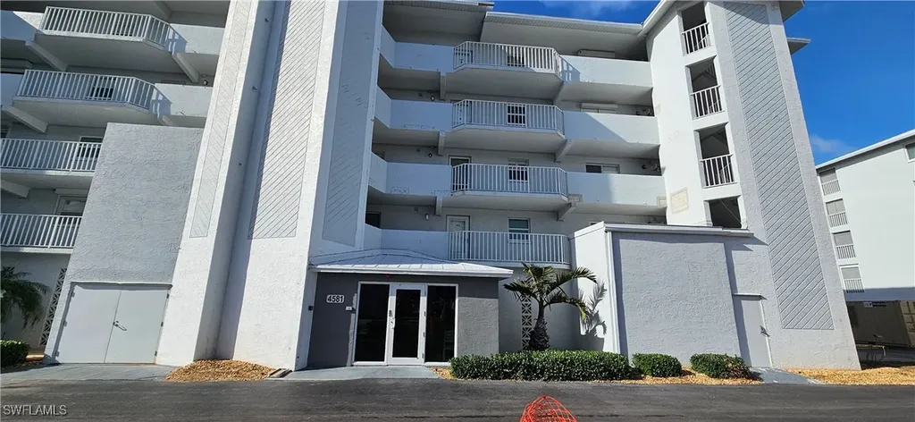 Fort Myers Beach FL, 4581 Bay Beach Lane, Unit 283
