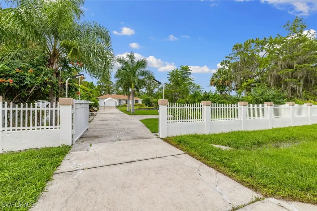 3221 22nd Avenue NE Naples FL 34120
