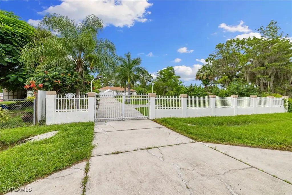 3221 22nd Avenue NE Naples FL 34120