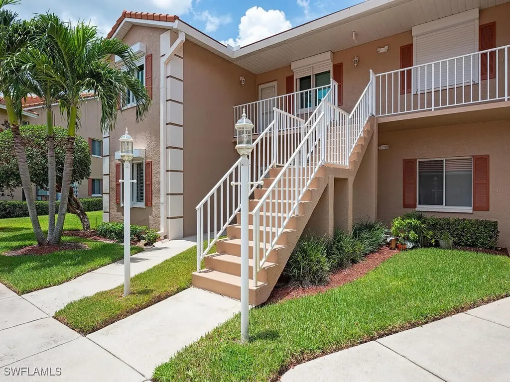 525 Saratoga Circle Naples FL 34104