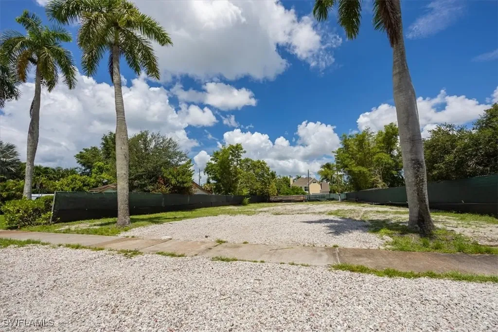 1055 7th Avenue N Naples FL 34102