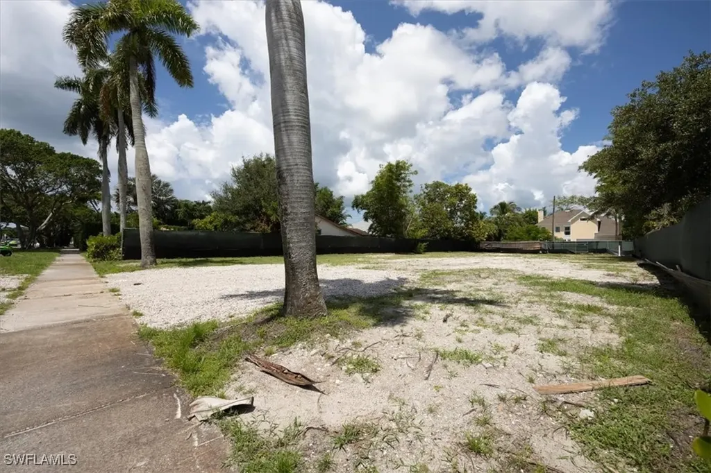 1055 7th Avenue N Naples FL 34102