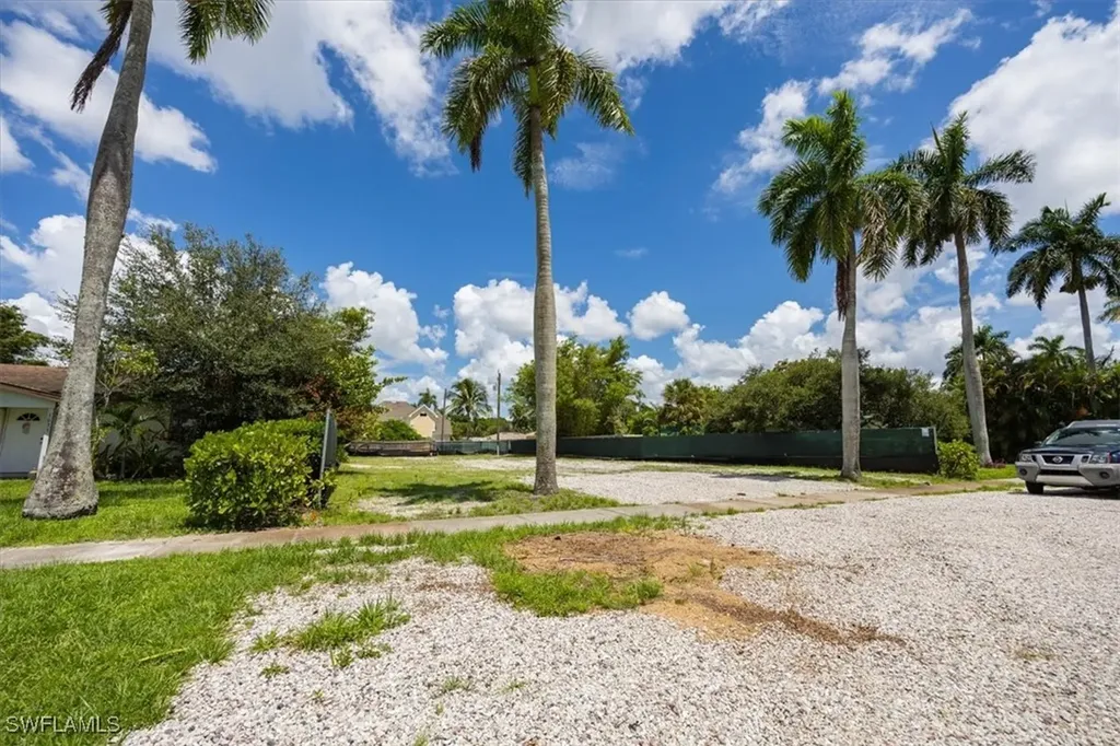 1055 7th Avenue N Naples FL 34102
