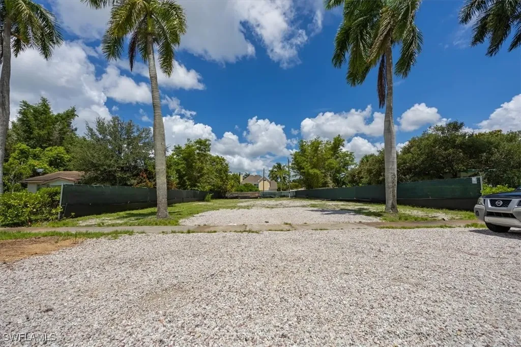 1055 7th Avenue N Naples FL 34102