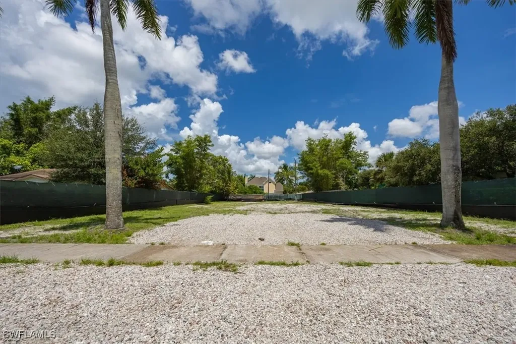 1055 7th Avenue N Naples FL 34102