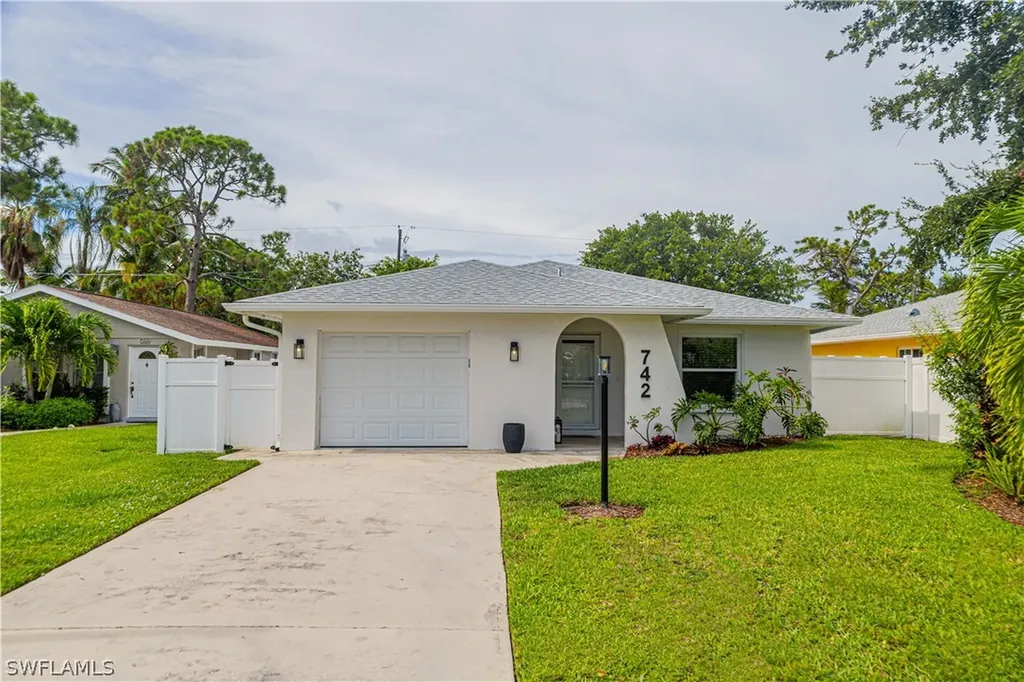 742 99th Avenue N Naples FL 34108