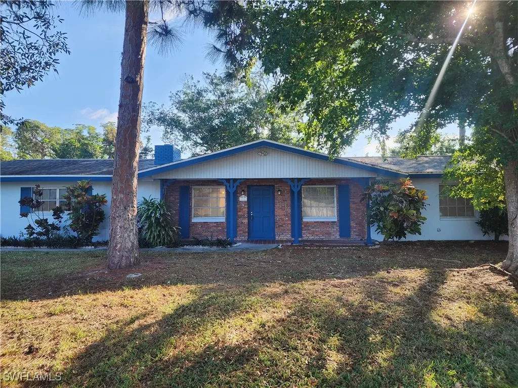 200 Willoughby Drive Naples FL 34110