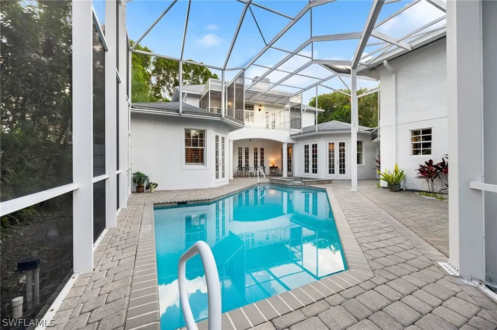 255 2nd Avenue N Naples FL 34102
