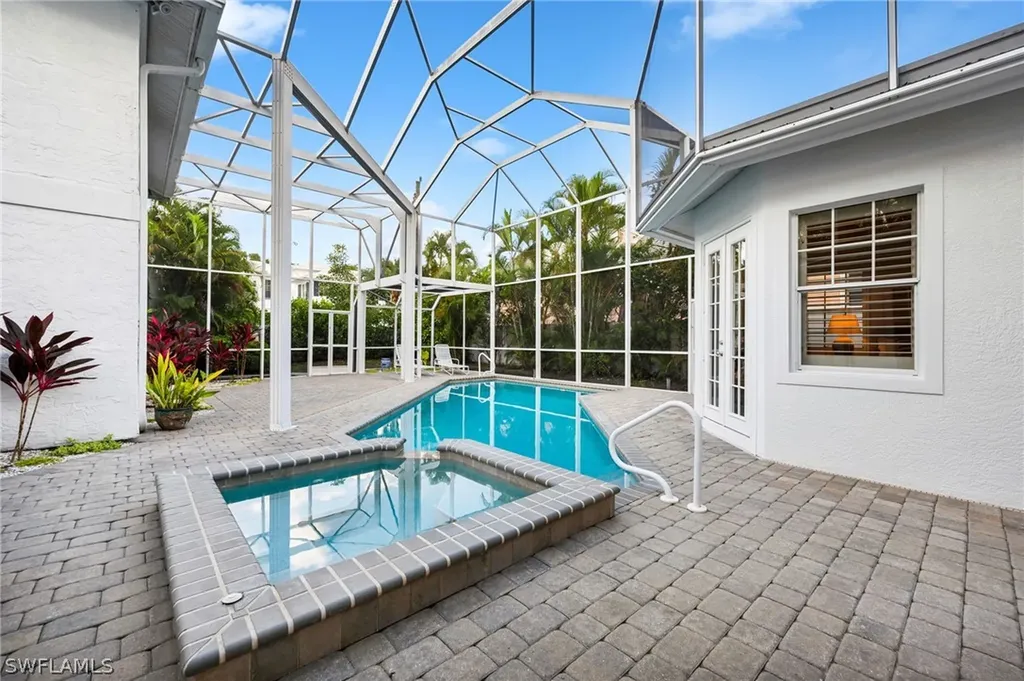 255 2nd Avenue N Naples FL 34102
