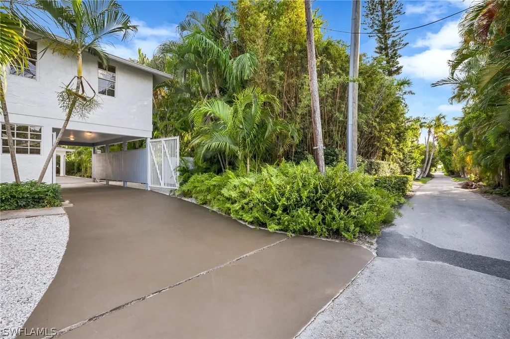 255 2nd Avenue N Naples FL 34102