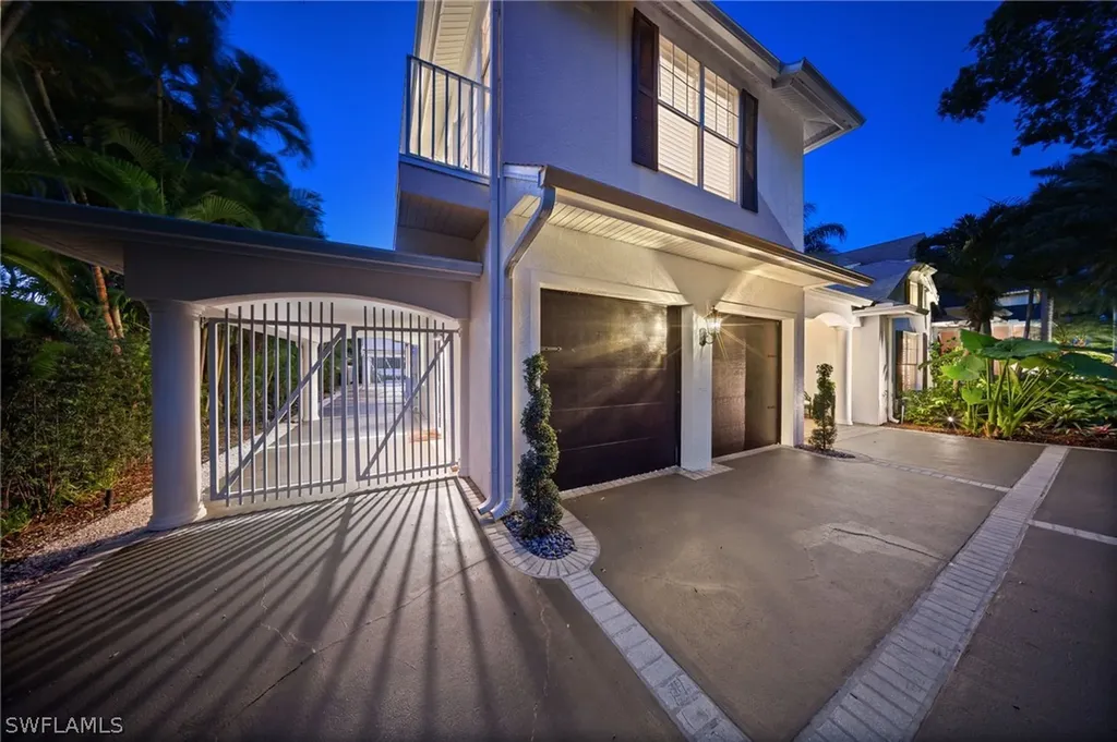 255 2nd Avenue N Naples FL 34102