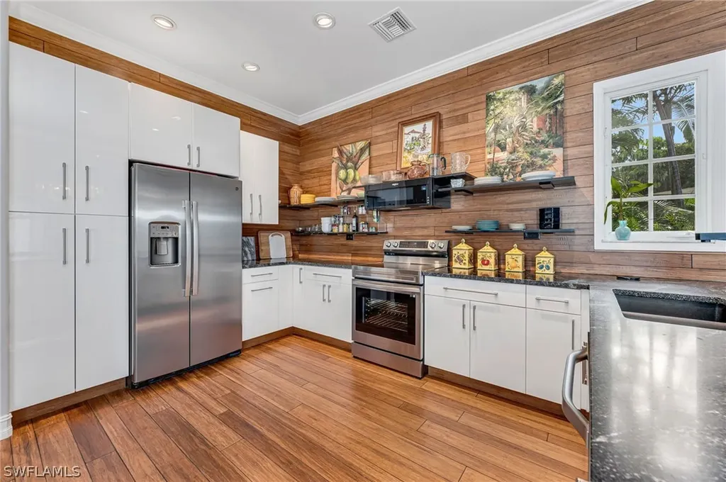 255 2nd Avenue N Naples FL 34102