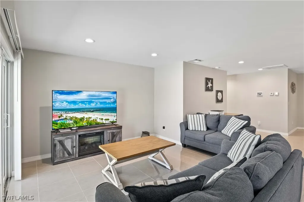 516 SE 20th Place Cape Coral FL 33990