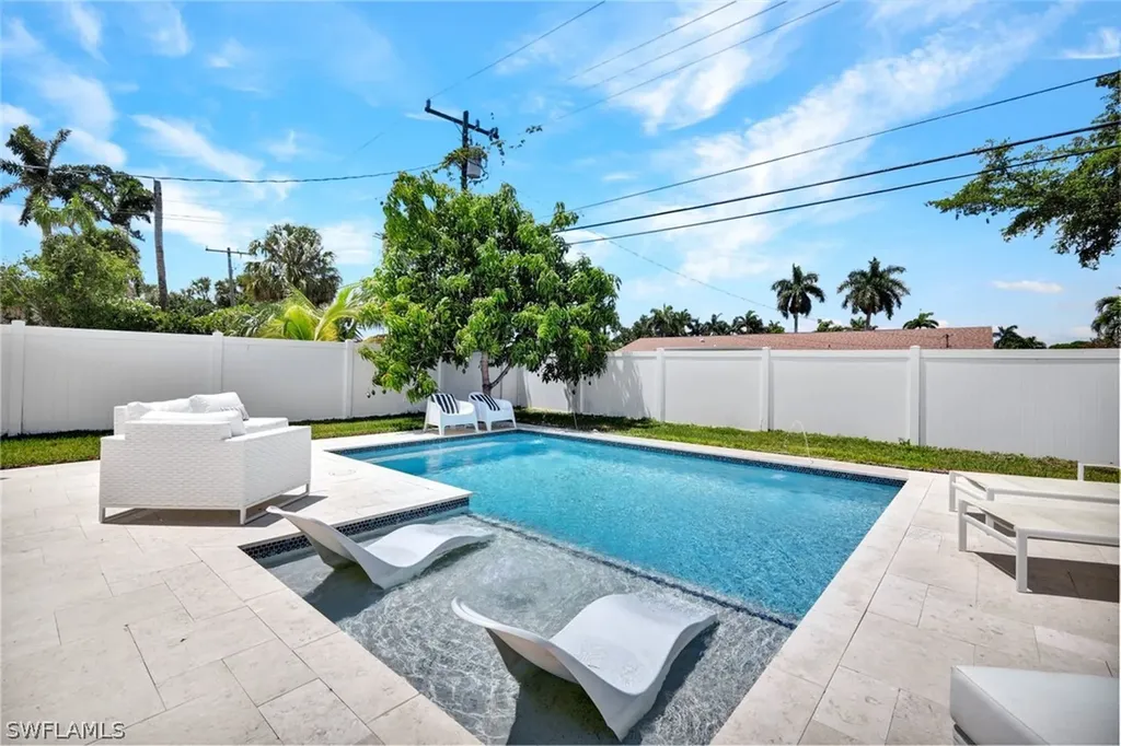 Naples FL, 831 102nd Avenue N