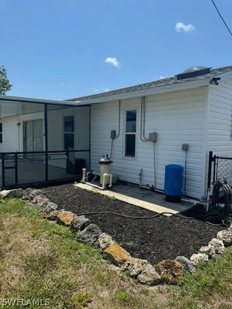 613 SW 10th Place Cape Coral FL 33991