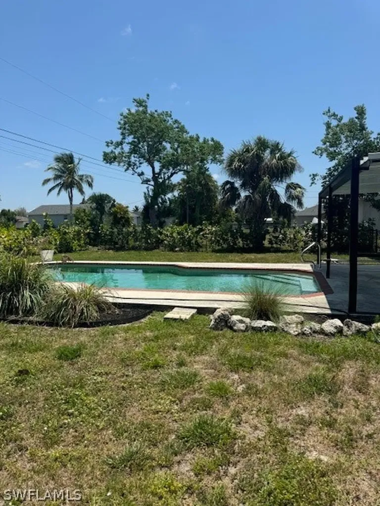 613 SW 10th Place Cape Coral FL 33991