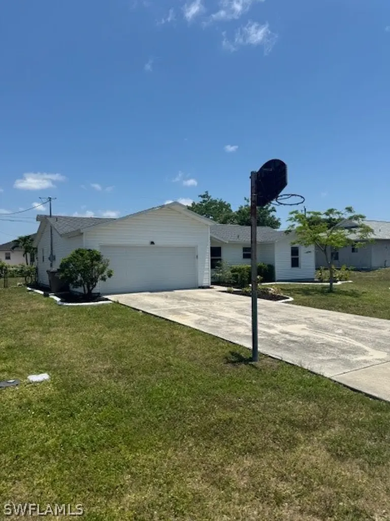613 SW 10th Place Cape Coral FL 33991