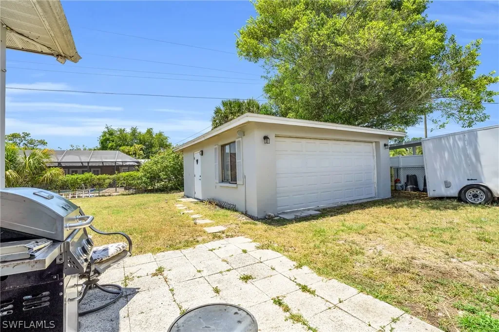 883 Coconut Circle E Naples FL 34104