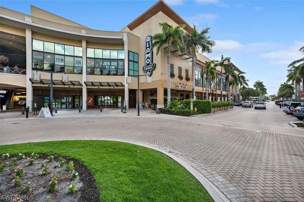 9115 Strada Place Naples FL 34108