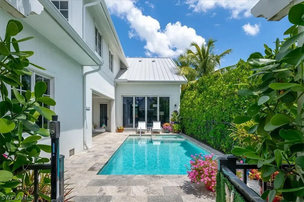 Naples FL, 1394 1ST Avenue S