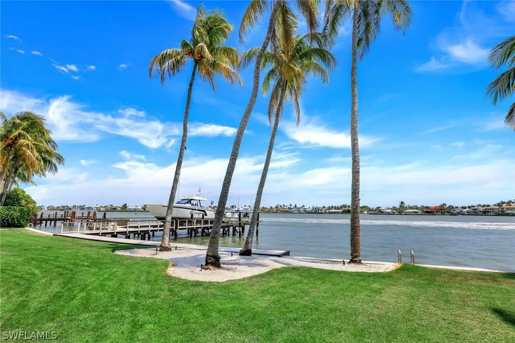 970 Aqua Circle Naples FL 34102