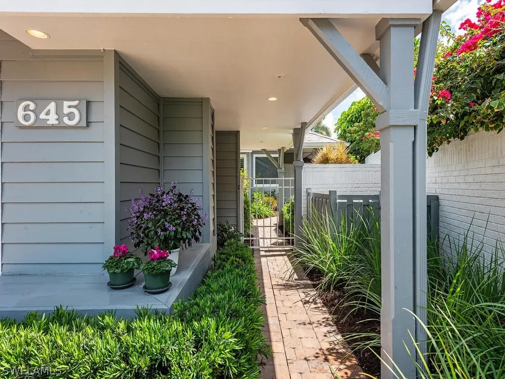 645 Bridgeway Lane Naples FL 34108-2745