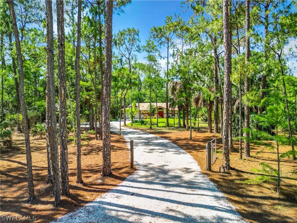 Naples FL, 3661 5TH Avenue NW