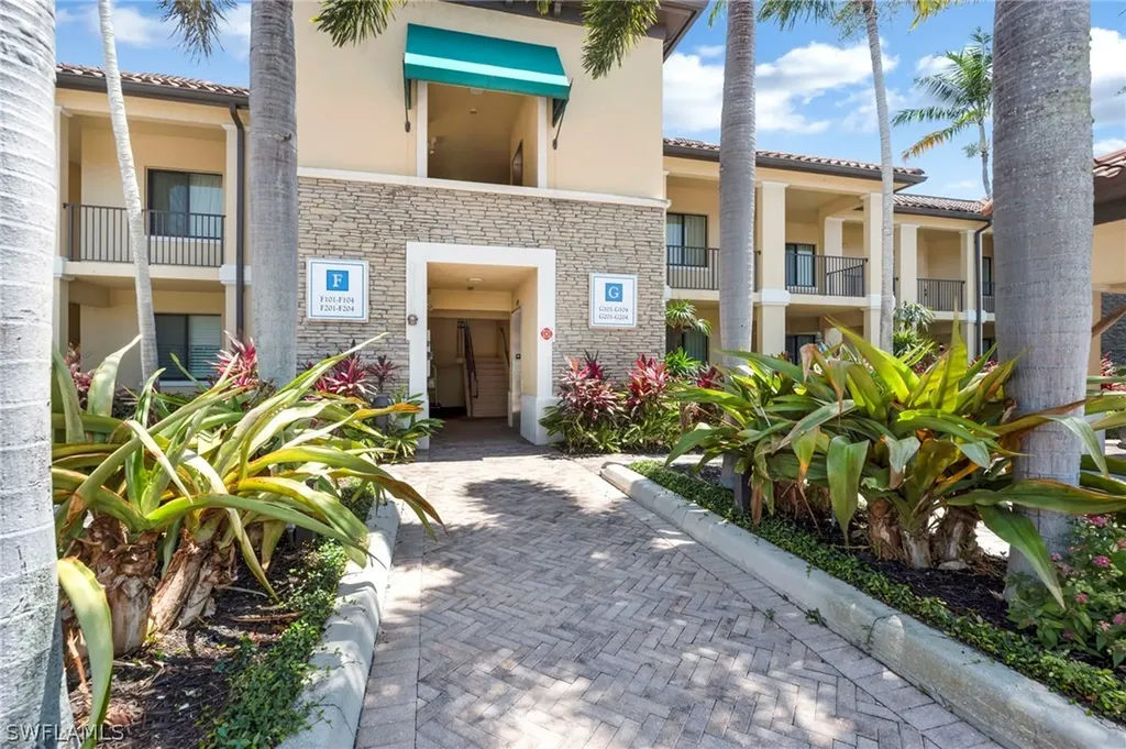 1045 Sandpiper Street Naples FL 34102