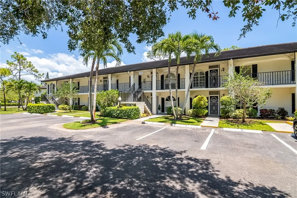 Naples FL, 256 Deerwood Circle, Unit 4