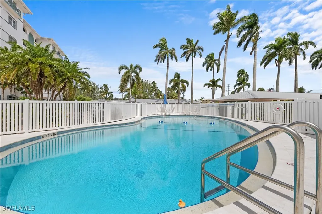 2011 Gulf Shore Boulevard N Naples FL 34102