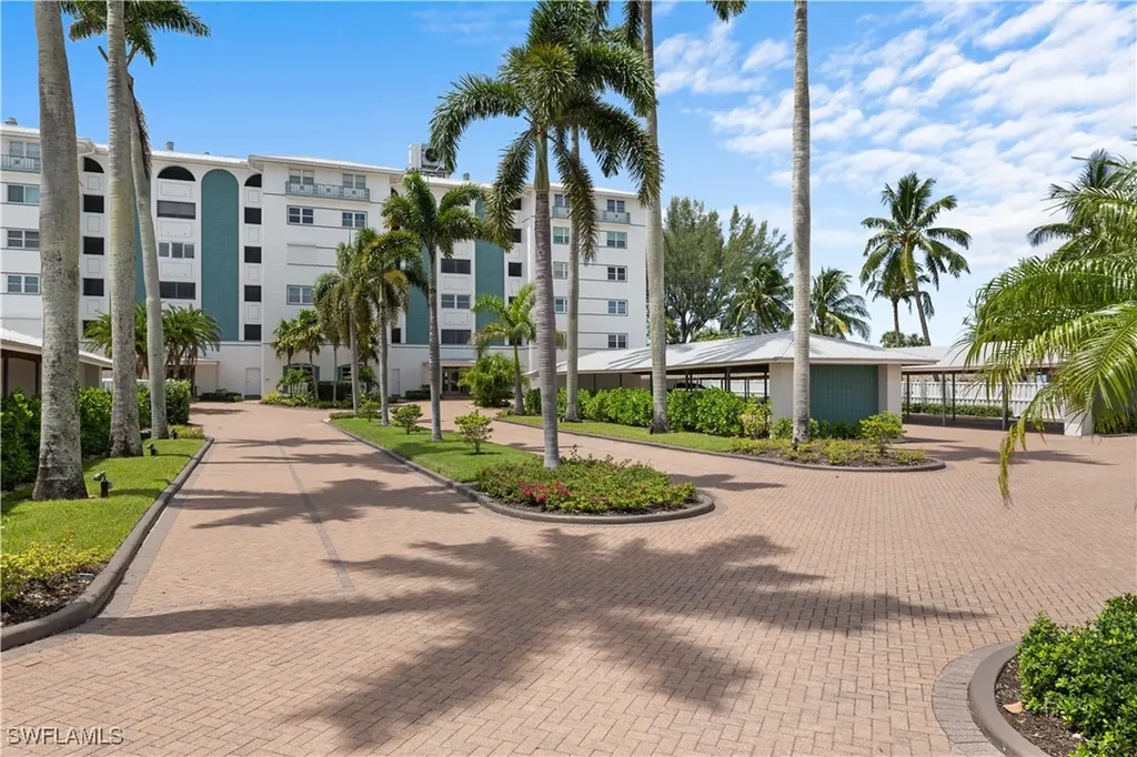 2011 Gulf Shore Boulevard N Naples FL 34102