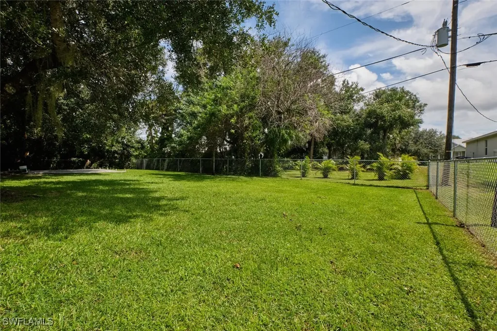 2321 Thurlow Street Alva FL 33920