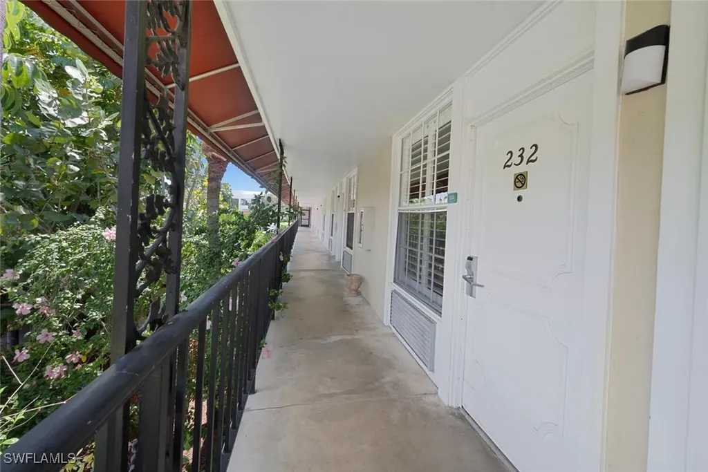Naples FL, 2555 Tamiami Trail N, Unit 232