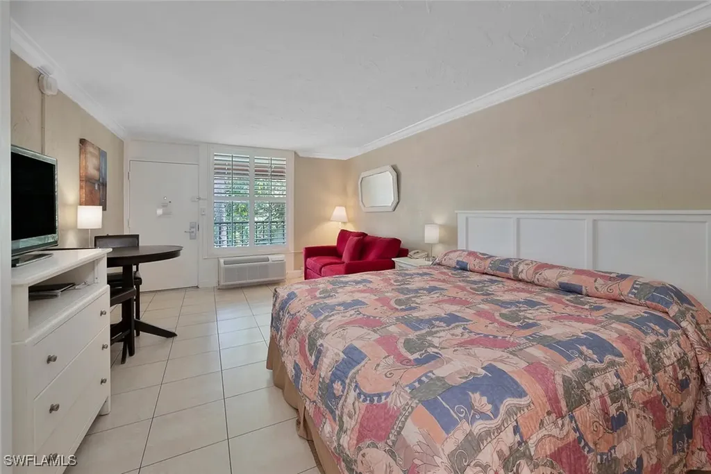 2555 Tamiami Trail N Naples FL 34103