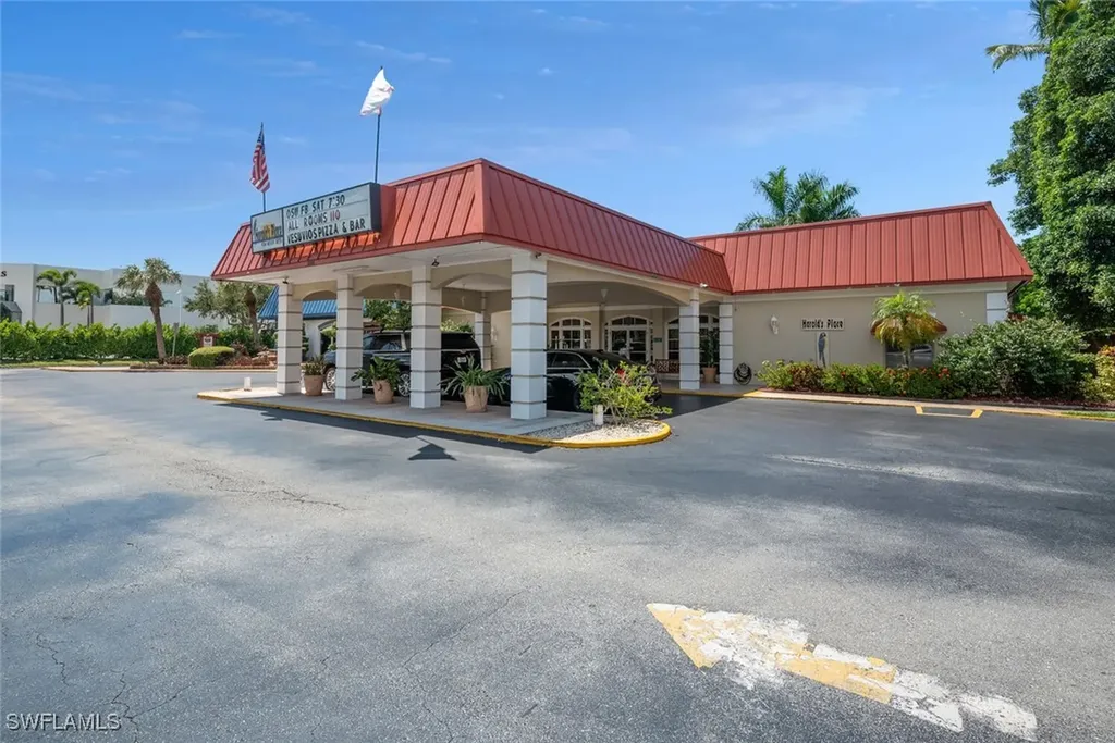 2555 Tamiami Trail N Naples FL 34103