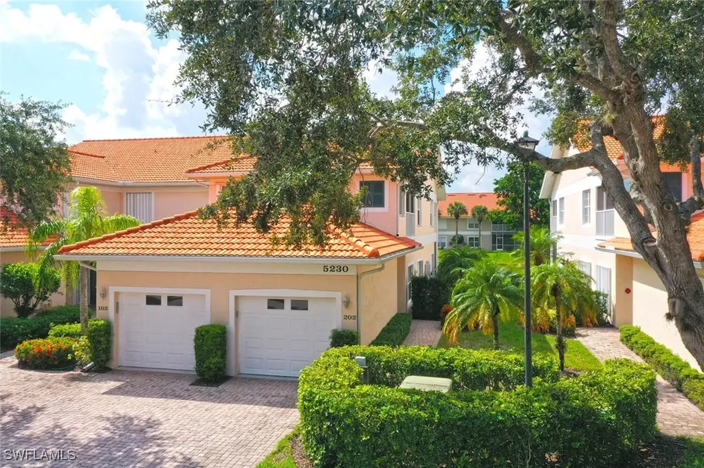 Naples FL, 5230 Birmingham Drive, Unit 202