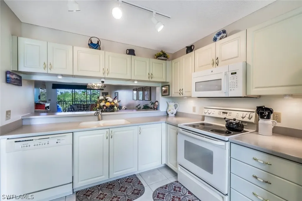 Naples FL, 3021 Sandpiper Bay Circle, Unit E301