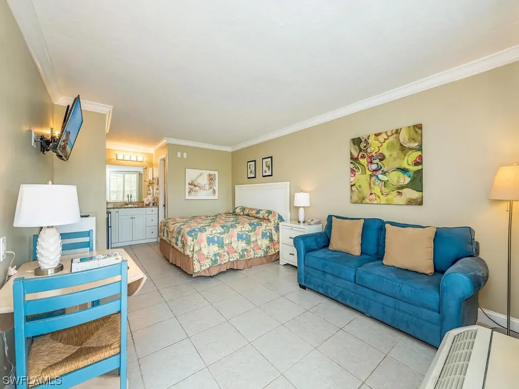 2555 Tamiami Trail N Naples FL 34103