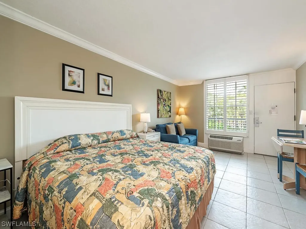 2555 Tamiami Trail N Naples FL 34103
