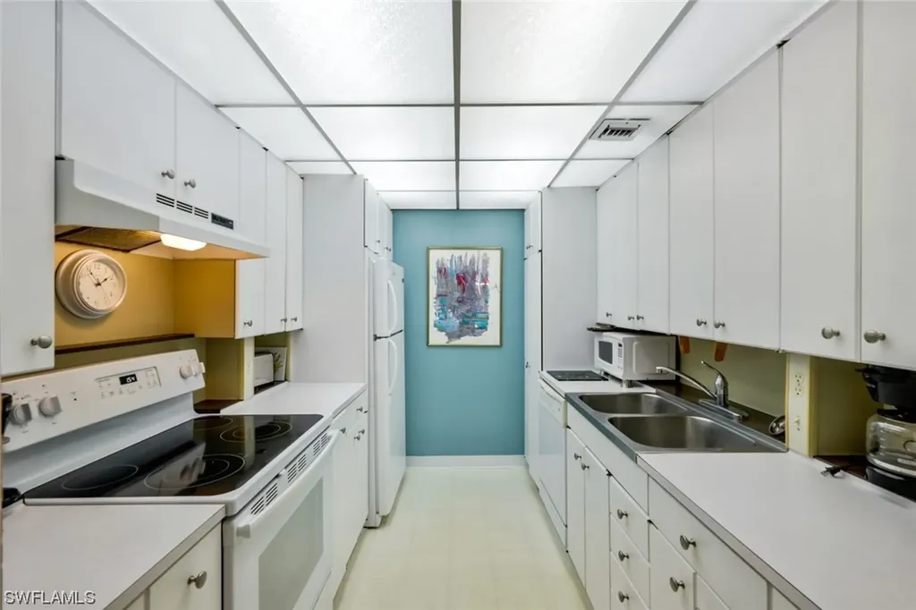 555 Park Shore Drive Naples FL 34103