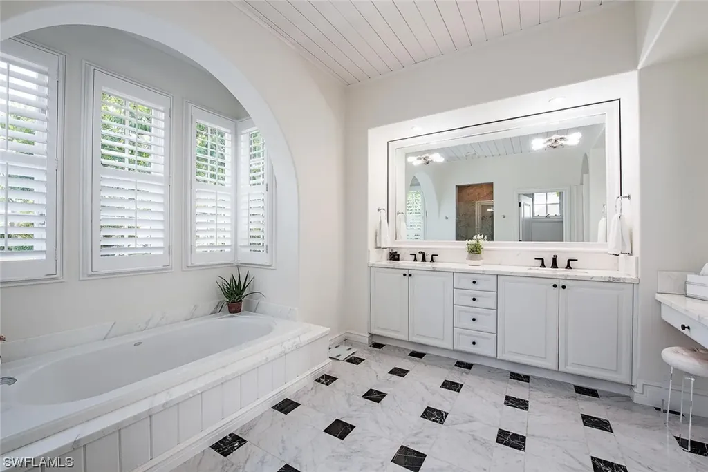 16631 Cortona Lane Naples FL 34110