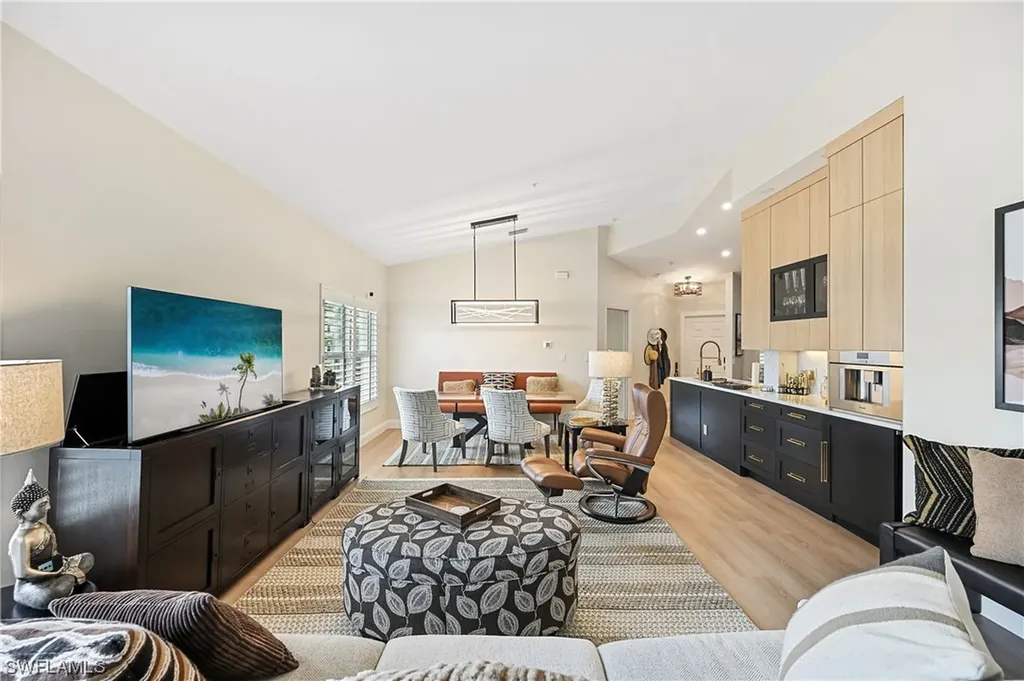 Naples FL, 547 11TH Avenue S, Unit 204