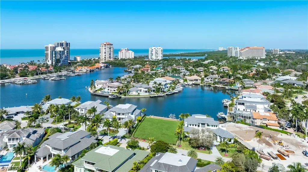401 Neapolitan Way Naples FL 34103